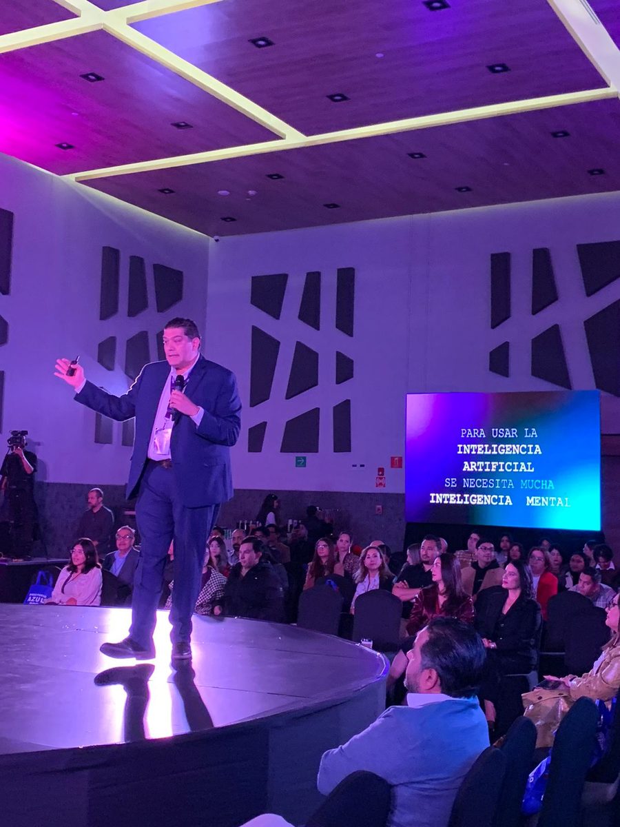 Michel Martínez durante una conferencia sobre inteligencia artificial